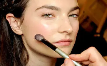 کرم پودر  رو با براش اینطوری بزن تا جذابتر بشی!