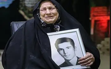 گریه مجری روی آنتن زنده پس از لالایی خواندن مادر شهید پیرهادی