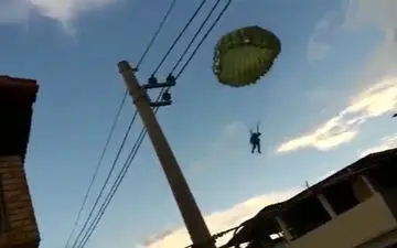 عبور چتربازان نیروی دریایی از یک قدمی مرگ + فیلم 