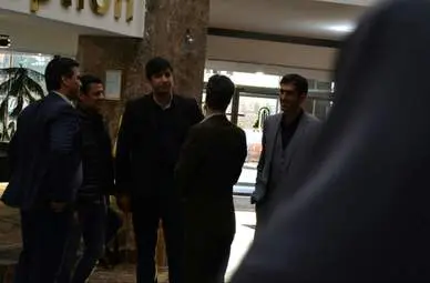 علیرضا فغانی داور بین‌المللی و علی میرزابیگی داور فوتبال در گفتگو با فرتاک‌نیوز در هتل پارسیان 