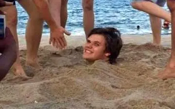 اتفاق دردناک در ساحل برای پسر جوان/ او مبتلا به بیماری عجیبی شد