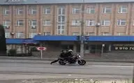 روش عجیب مامور پلیس برای بازداشت یک موتورسوار + فیلم
