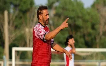 سرمربی تراکتور: مقابل استقلال به دنبال ارائه یک بازی تماشاگرپسند هستیم/ با همین دستان خالی‌کار را پیش خواهم برد
