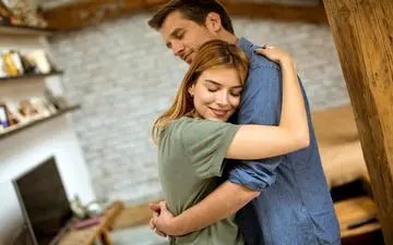 بغل کردن یک عمل معجزه گر| 22 فایده در آغوش گرفتن که شما را شگفت زده میکند