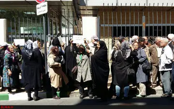 تجمع معلمان بازنشسته مقابل سازمان برنامه و بودجه