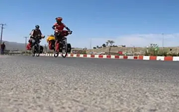 عبور زوج اتریشی دوچرخه سوار از منطقه کوهسرخ