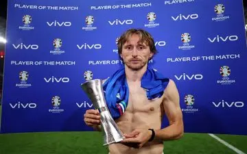  مودریچ بهترین بازیکن دیدار ایتالیا - کرواسی شد 