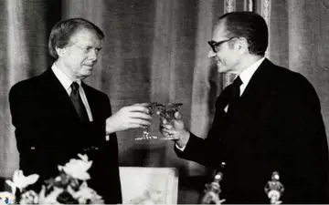 مشروب‌خواری و بی‌حرمتی شاه در مقابل چشم مردم عزادارِ سیّدالشهدا (ع) ! + فیلم 