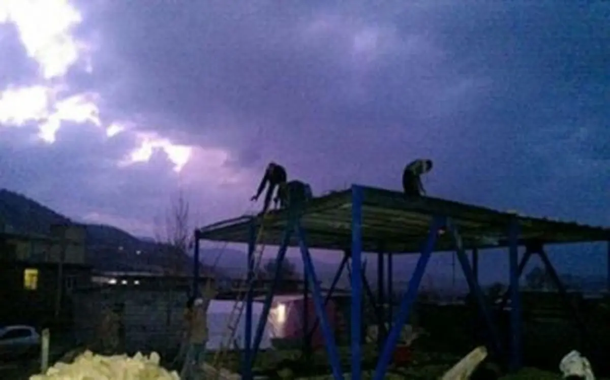  سقف اولین خانه تخریب شده در زلزله کرمانشاه زده شد