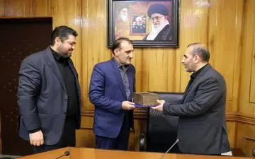 اهداء تندیس و لوح هنرمند انقلاب اسلامی توسط استاندار کرمانشاه 
