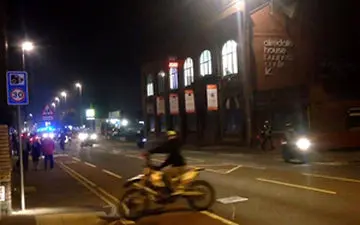 برخورد شدید یک موتورسوار با تیر چراغ برق + فیلم