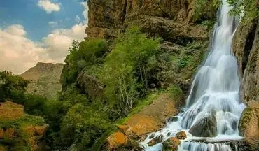 آبشاری زیبا در لرستان