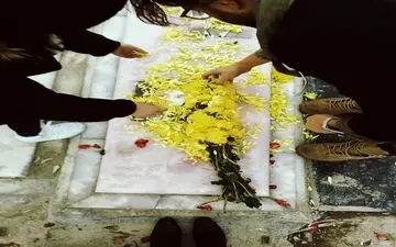 بارانا بهادری بر سر مزار مادرش (عکس)