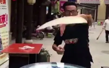 نانوایی که بیشتر شبیه شعبده‌بازان است