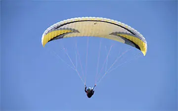 سقوط پاراگلایدر پس از وقوع طوفان + فیلم