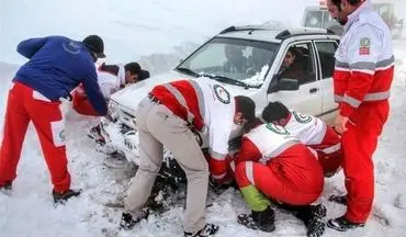 امدادرسانی به ۵۰ مسافر گرفتار در برف در محورهای مواصلاتی کرمانشاه
