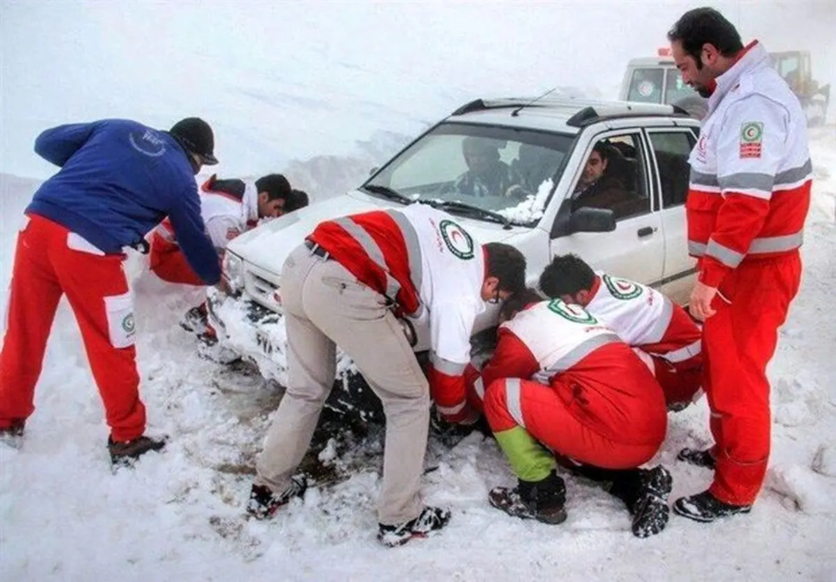 امدادرسانی به ۵۰ مسافر گرفتار در برف در محورهای مواصلاتی کرمانشاه
