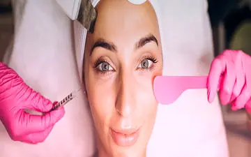 چگونه پوست خود را در پائیز و زمستان مراقبت کنیم؟ اهمیت فیشیال و پاکسازی صورت در این فصل‌ها
