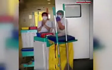 حرکت زیبا و فراموش نشدنی کادر درمانی در اسپانیا و تقدیر از کادر نظافتِ بیمارستان