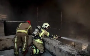 آتش‌سوزی در خیابان انقلاب تهران/ عکس