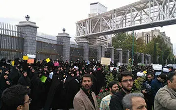 تجمع مقابل مجلس در اعتراض به تصویب CFT+ فیلم 