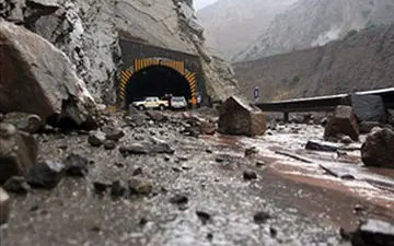 حادثه در جاده هراز / ریزش کوه روی 2 پسر جوان