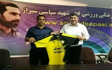 داوود مهابادی سرمربی فجر سپاسی باقی ماند