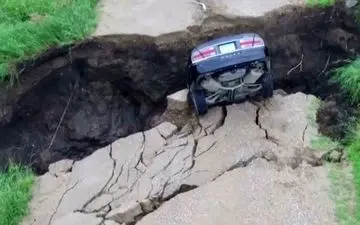 شکاف وحشتناک جاده اتومبیل را بلعید +فیلم 
