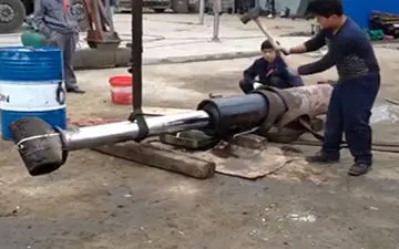 انفجار پیستون تریلی حین تعمیر + فیلم 