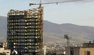 سقوط ترسناک اشیا از ساختمانی نیمه‌کاره در تهران روی سر مردم