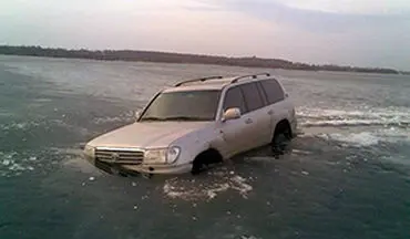 غرق شدن یک خودرو هنگام حرکت روی رودخانه یخ زده + فیلم 