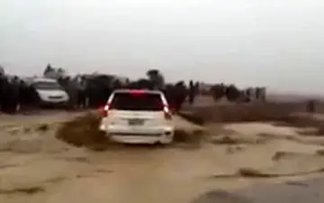 لحظه غرق شدن خودرو در هندیجان +فیلم