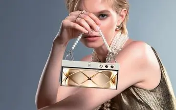 کیف پولی که گوشی هوشمند هم هست!یک تیر و دو نشان| کیف زنانه‌ای که نمایشگر لمسی و دوربین دارد!
