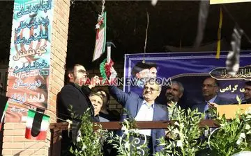 گزارش تصویری /  نواختن زنگ گلبانگ انقلاب توسط معاون پرورشی و فرهنگی وزارت آموزش و پرورش