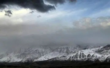 وضعیت نامساعد جوی در ارتفاعات دنا انتقال پیکر جان باختگان را متوقف کرده است