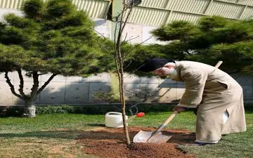 عکس/ کاشتن نهال توسط رهبر معظم انقلاب