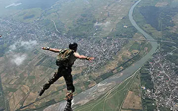 لحظاتی دلهره آور از نجات چترباز بیهوش شده در آسمان + فیلم