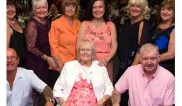 مادربزرگ 90 ساله بریتانیایی بزرگ ترین خانواده را دارد+تصاویر دیدنی

