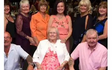 مادربزرگ 90 ساله بریتانیایی بزرگ ترین خانواده را دارد+تصاویر دیدنی
