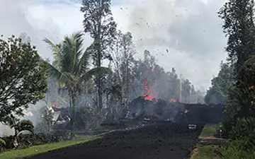 هجوم مواد مذاب به سمت خودرو + فیلم