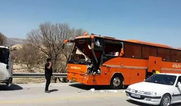 تصادف تریلی و اتوبوس در نطنز 10 مصدوم به جا گذاشت