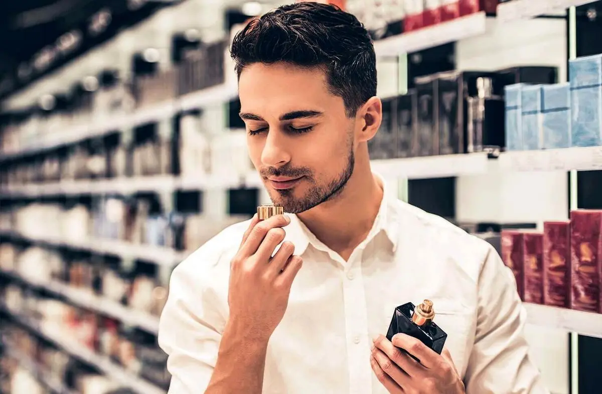 عطرهای مناسب برای سیگاریها: ویژگیها و نکات انتخاب| معرفی 10 عطر برای خوشبو شدن افراد سیگاری