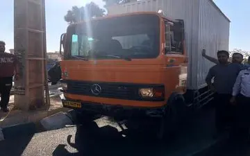 برخورد کامیون با ۱۵ خودرو سواری در غرب تهران