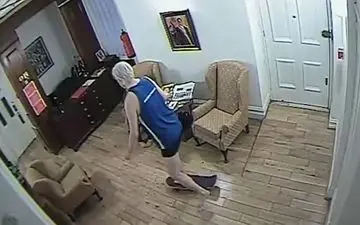 اسکیت سواری جولیان آسانژ در داخل سفارت اکوادور! +فیلم 