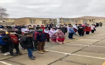 اقدام بیمه دی استان کرمانشاه در توزیع لوازم التحریر بین دانش آموزان