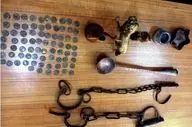 کشف ۸۷ شی تاریخی از یک منزل در بم