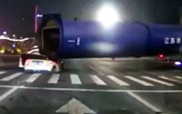 
له شدن خودروی سواری زیر عظمت تریلی+ فیلم