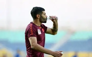 سعید آقایی در حال نوشیدن آب تهران؛موضوع که سوژه پرسپولیسی‌ها شده است!