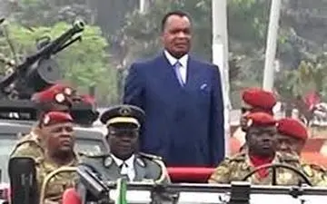 روش عجیب بادیگاردها برای حفاظت از رئیس جمهور کنگو!+فیلم