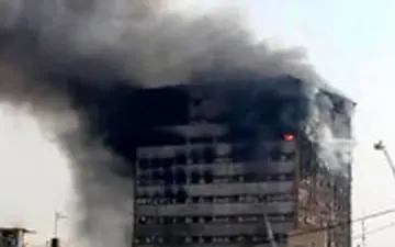  تلاش آتش‌نشانان برای خروج از پنجره پلاسکو